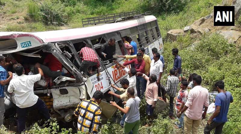 তেলেঙ্গানায় খাদে পড়ল বাস, মৃত্য ছয় শিশু-সহ অন্তত ৪৫