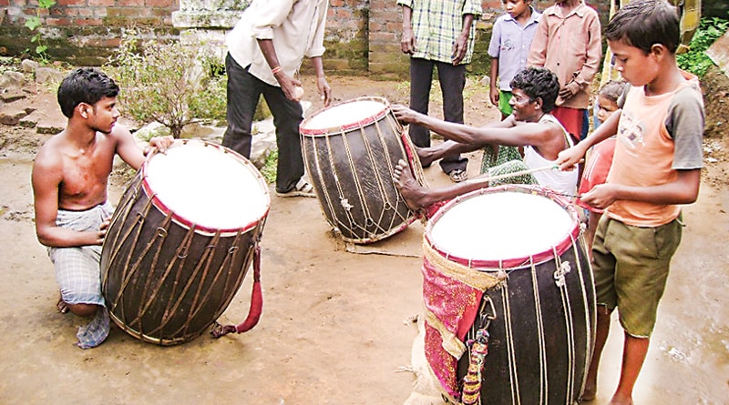 ঢাকের বোলে পুজো এলেও বিজ্ঞাপনের সস্তা গেঞ্জিই তাঁদের নতুন জামা