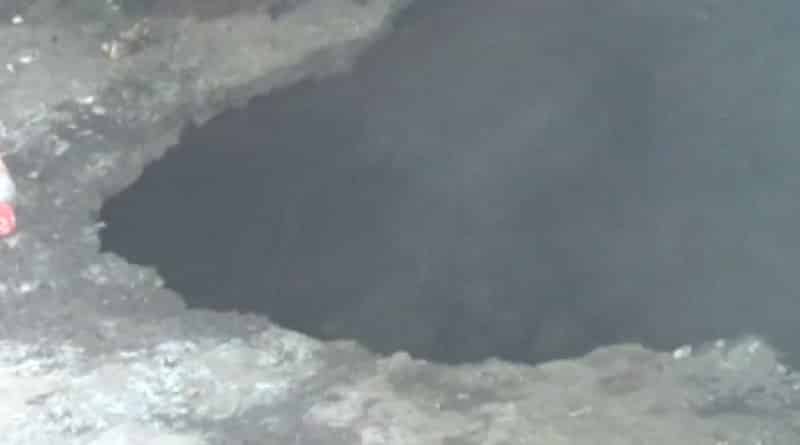 কুলটিতে বাড়ির বারান্দায় ধস, আতঙ্কে সপরিবারে ঘরছাড়া গৃহকর্তা
