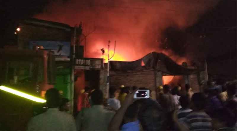 বিধ্বংসী আগুনে ভস্মীভূত নেলপলিশ কারখানা, ক্ষতিগ্রস্ত বেশ কয়েকটি বাড়িও