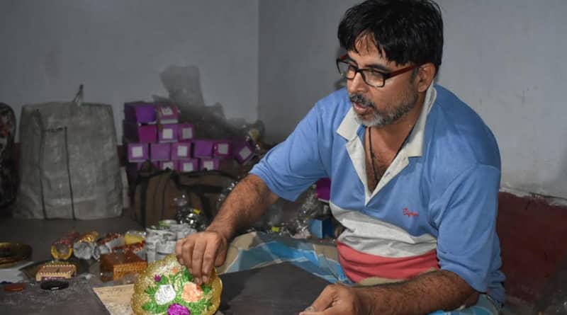 জেলায় জেলায় বিশ্বকর্মা: সংসার না চললেও পরম্পরার টানে গয়না গড়ছেন জাফর আলিরা