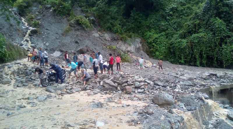 Two died after car fell into the gorge in Kalimpong near NH 10 | Sangbad Pratidin