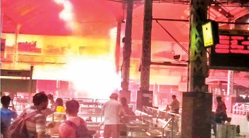 হাওড়া স্টেশনে আগুন, গাফিলতি ঢাকতে রাতারাতি পিলারে রং