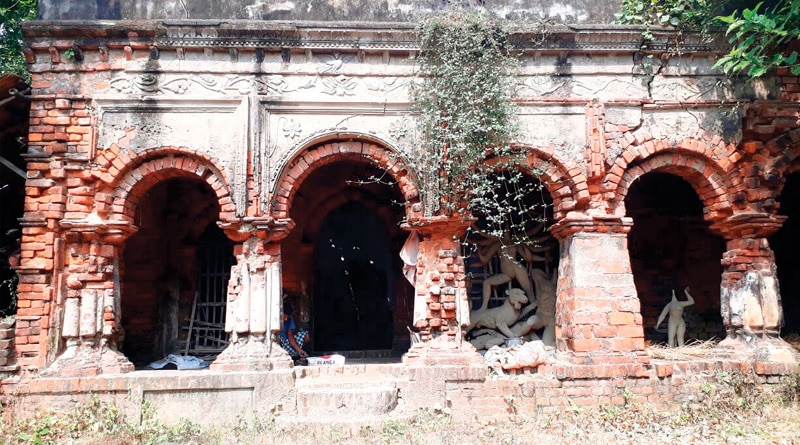 জমিদারি এখন ইতিহাস, ভাঙা নাটমন্দিরেই সপরিবারে আসেন দেবী দূর্গা