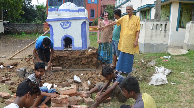 মহরমের আগে কাটোয়ায় মাজার সংস্কারে হাত লাগিয়েছেন হিন্দুরা