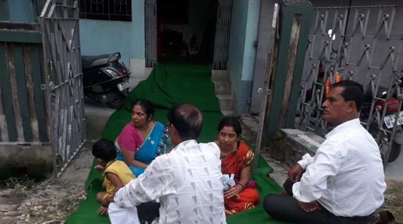 স্বামীর দ্বিতীয় বিয়ে রুখতে পাত্রীর বাড়ির সামনে ধরনা মহিলার