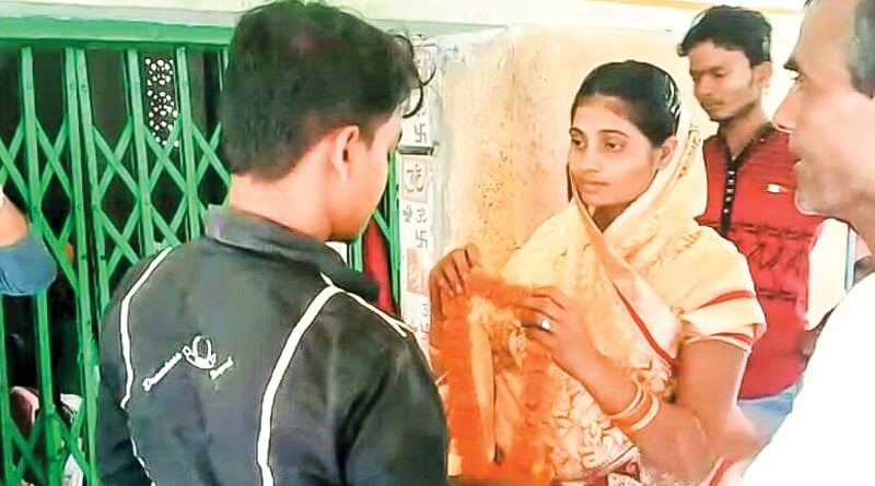 স্ত্রীর পরকীয়ার কথা জানতে পেরে প্রেমিকের সঙ্গে বিয়ে দিলেন যুবক