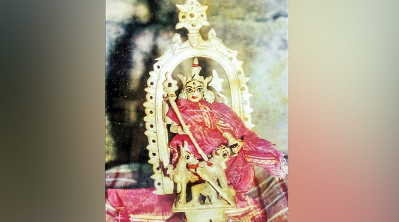 ৬০৬ বছর ধরে মা দুর্গার আরাধনায় ব্রাত্য এই রাজবাড়ির মহিলারা