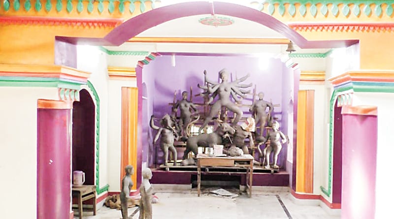 মহাষষ্ঠীতে বেলতলায় আগমনী গানের মধ্যে দিয়ে মা আসেন এই বাড়িতে