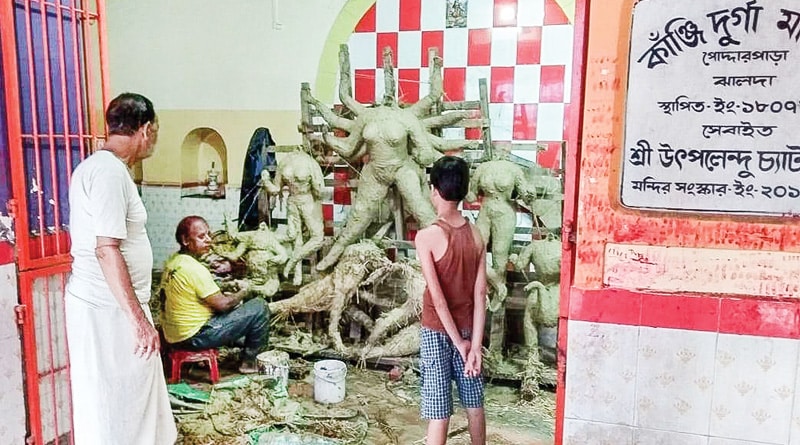 অশক্ত শরীরে উত্তরসূরিদের পুজোর মন্ত্র শেখাচ্ছেন সেবাইত-বাবা