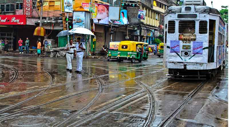 Rain lashes Kolkata, Met predicts more shower