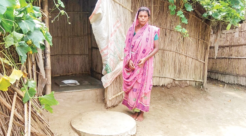 অনটনের সংসারে ভিক্ষা করে শৌচাগার, নজর কাড়লেন রানিনগরের গৃহবধূ