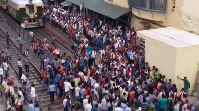 চলন্ত ট্রেনে দুর্বৃত্তদের তাণ্ডব, প্রতিবাদে সোদপুরে রেল অবরোধ যাত্রীদের