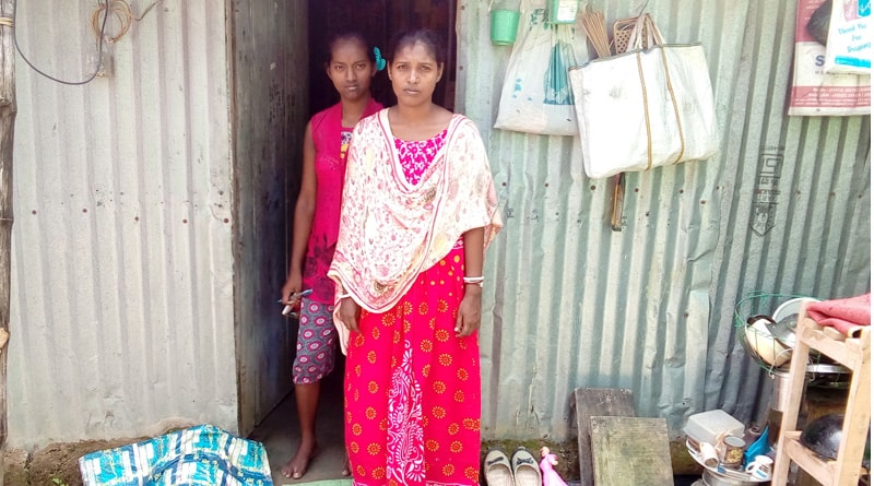 গ্রামে নেই শৌচাগার, প্রকৃতির ডাকে সাড়া দিতে যেতে হয় দেড় কিলোমিটার