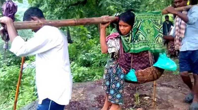 কাঁধে চেপে হাসপাতালে যাওয়ার পথেই প্রসব মহিলার, ভাইরাল ভিডিও