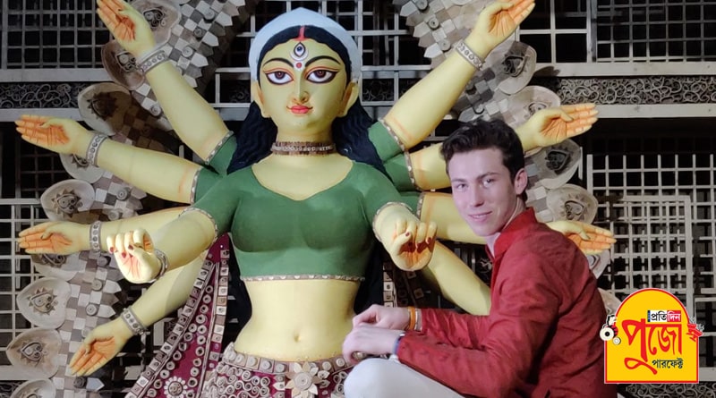 ভালবাসার টানে মণ্ডপে, শহরের পুজোয় একাত্ম হয়ে গেলেন মার্কিন যুবক