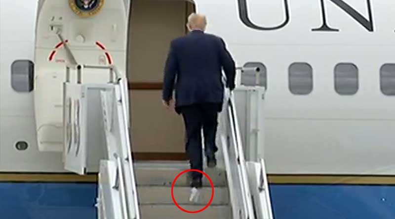 Donald Trump boards flight with toilet paper stuck to his shoe 