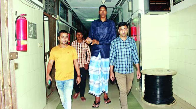 হাসপাতালে বিশ্বের ‘সবচেয়ে লম্বা’ মানুষ, চিকিৎসার ব্যয় বহন করবেন হাসিনা