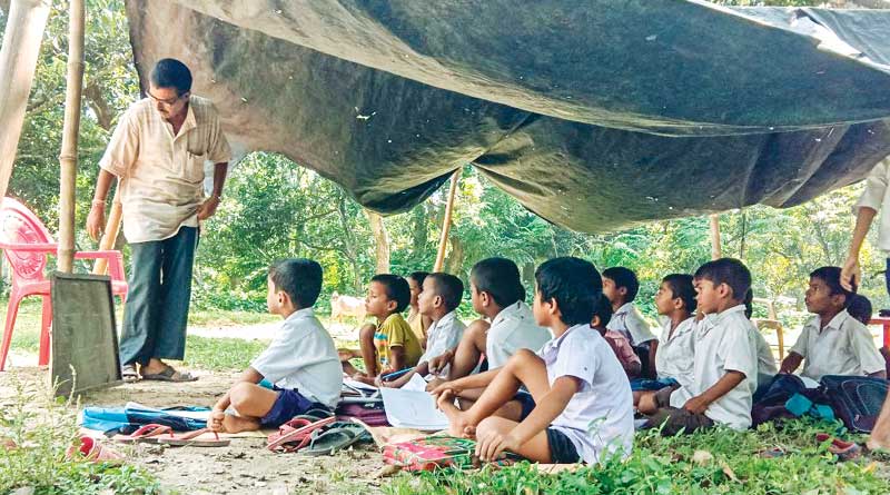 ১৬ বছর ধরে পলিথিন টাঙিয়ে মাঠেই চলছে প্রাথমিক স্কুল!