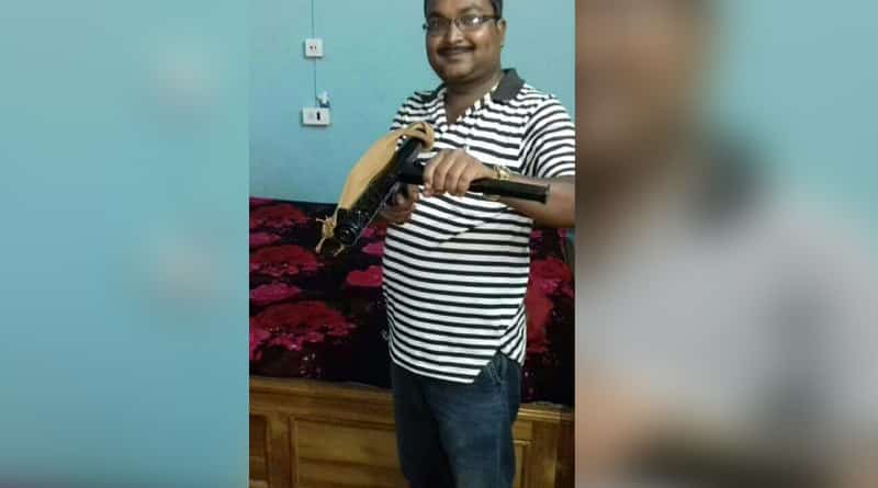 ফেসবুকে কারবাইন হাতে ছবি পোস্ট, আটক তৃণমূলনেত্রীর স্বামী