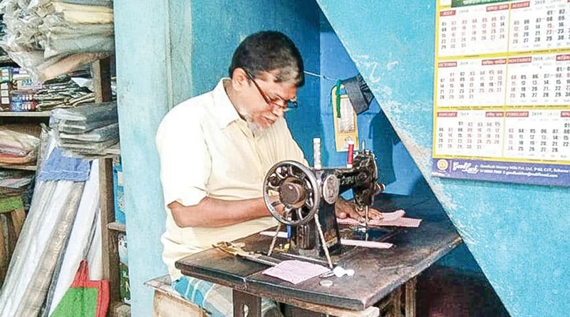 রেডিমেড পোশাকের ধাক্কা, পুজোর মরশুমে মন্দায় জেরবার দর্জিরা