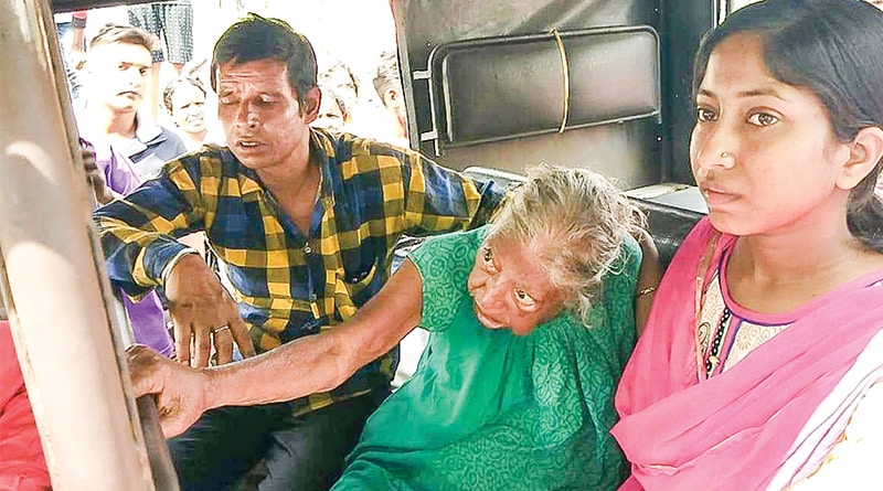 শাশুড়িকে তালাবন্ধ করে ভ্রমণে বউমা, খিদের জ্বালায় কান্না বৃদ্ধার