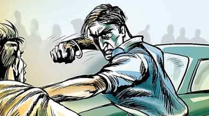 মেয়ের সম্মান বাঁচাতে গিয়ে ইভটিজারের হাতে আক্রান্ত বাবা