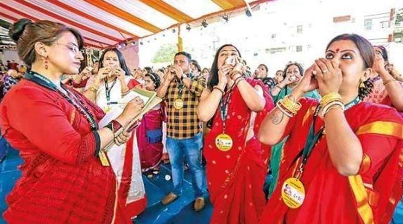 একসঙ্গে ৪৩৪ জনের শাঁখে ফুঁ, গিনেস বুকে নাম তুলল এই পুজো