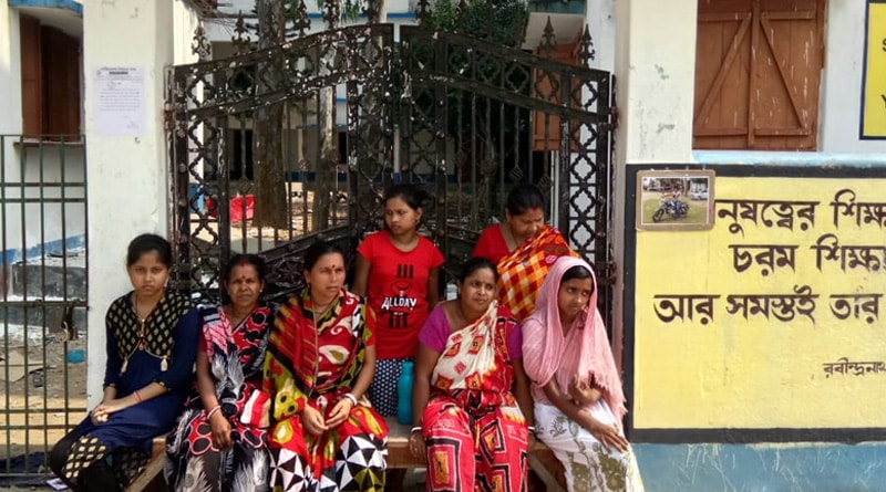 সুবিচার না পাওয়া পর্যন্ত ক্লাস নয়, স্কুলগেটে বিক্ষোভ নিহতদের পরিবারের