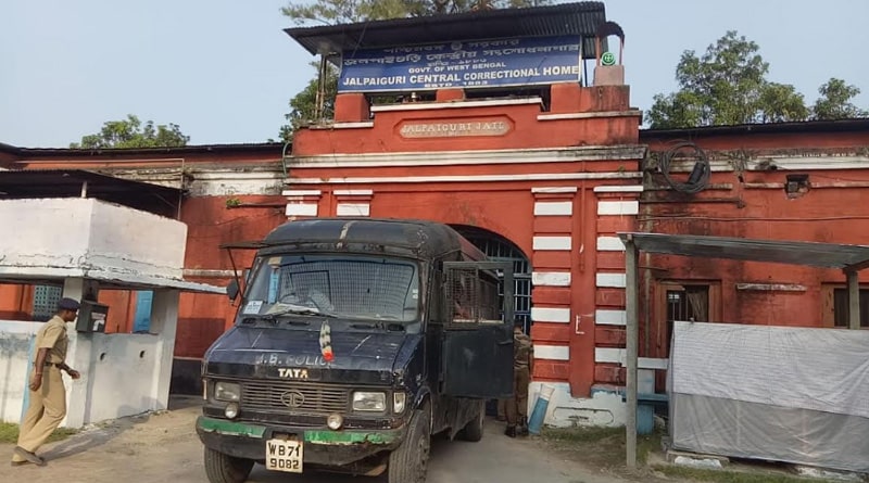 সর্ষের মধ্যেই ভূত! জেলে কারারক্ষীর জুতো থেকে উদ্ধার ৭২ প্যাকেট গাঁজা