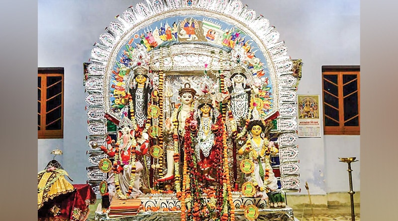 এই বাড়িতে শিবের কোলে বসেই পুজিত হন দ্বিভুজা দুর্গা