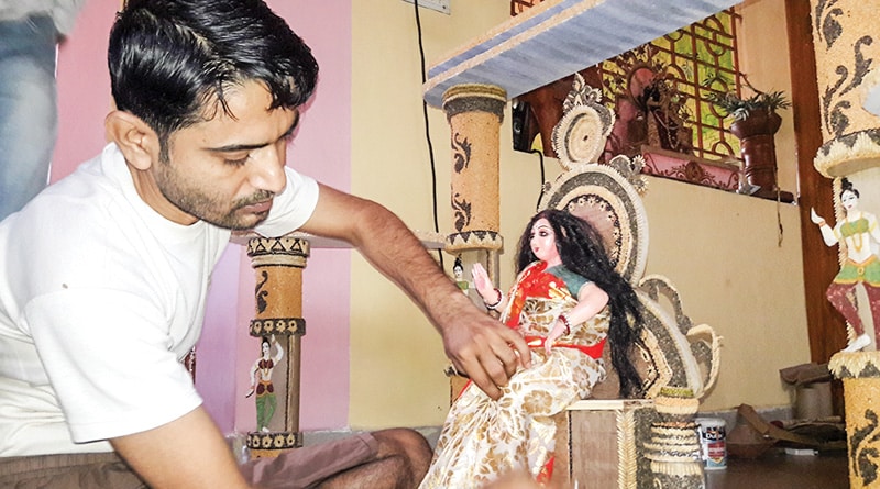 মাটি নয়, শিক্ষক শিল্পীর হাতযশে তৈরি হল পঞ্চশস্যের লক্ষ্মী