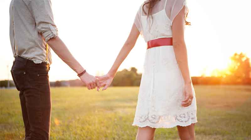 How your partner holds your hand can reveal your relationship status