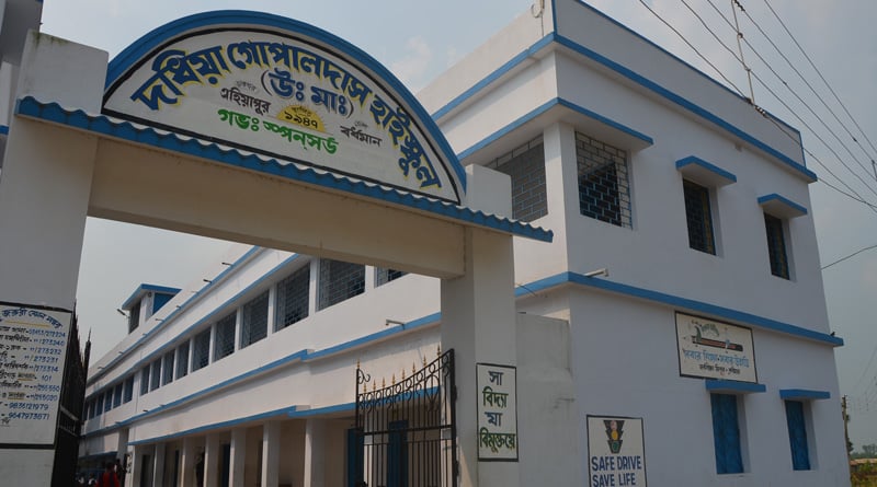 স্কুলের শৌচাগারে মাথায় গুলি করে আত্মঘাতী ছাত্র, চাঞ্চল্য পূর্ব বর্ধমানে