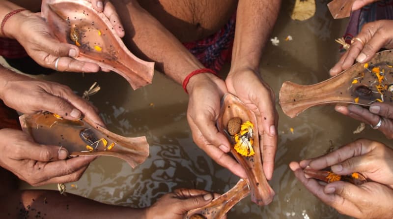 Devotees throng river Ganga, offers tarpan on Mahalaya