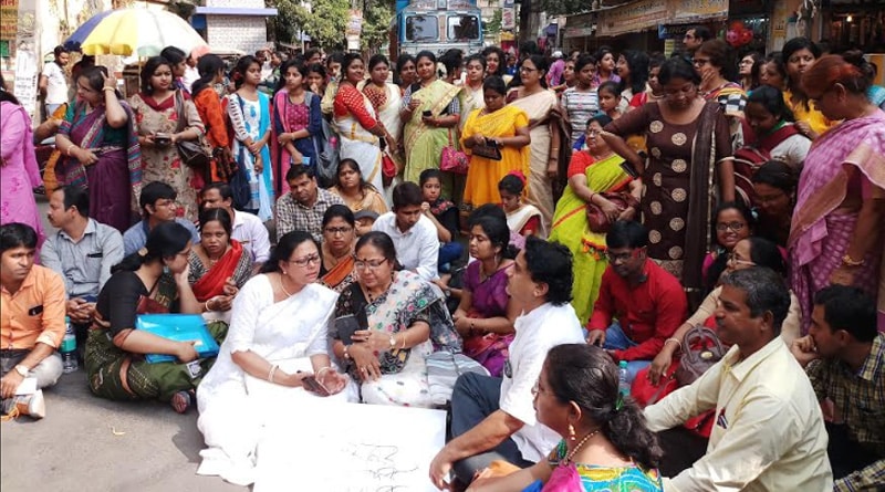 টিএমসিপির হুজ্জুতিতে বন্ধ কলেজের বর্ষপূর্তি অনুষ্ঠান, রাস্তায় বসে বিক্ষোভ অধ্যাপকদের