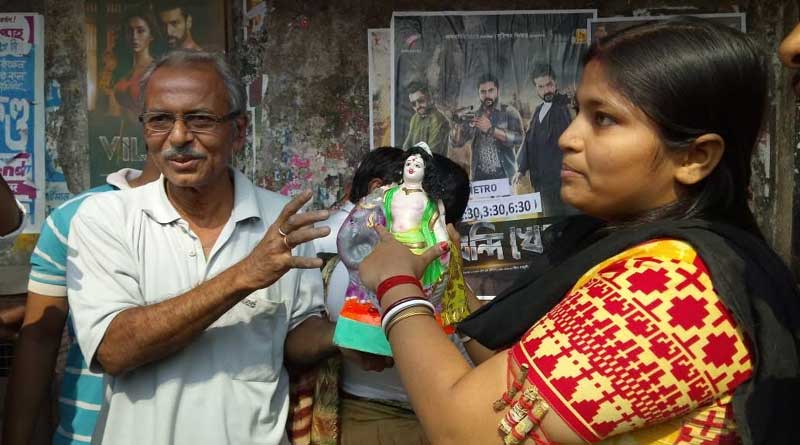 Viswakarma or Kartikeya? Woman irritated at idol trader