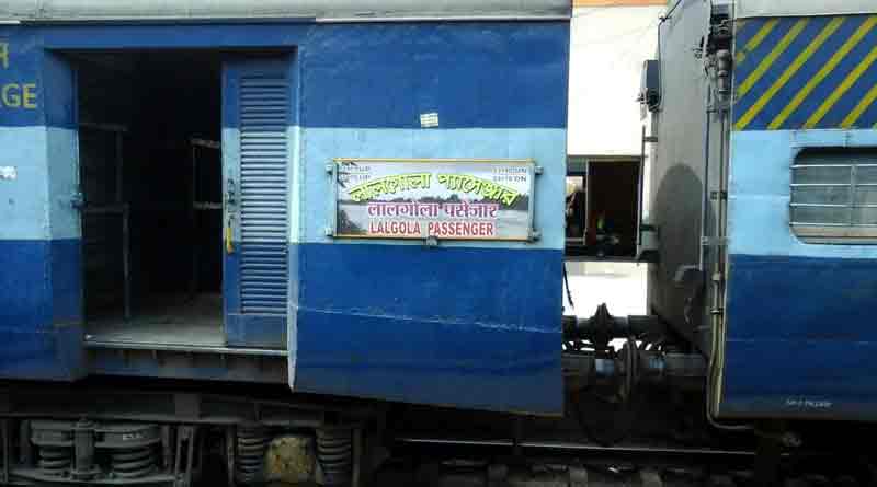 চলন্ত লালগোলা প্যাসেঞ্জারের কামরায় আগুন, আতঙ্কিত যাত্রীরা