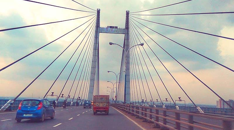 দাঁড়িয়ে থাকা কন্টেনারে ধাক্কা গাড়ির, দ্বিতীয় হুগলি সেতুতে মৃত ১