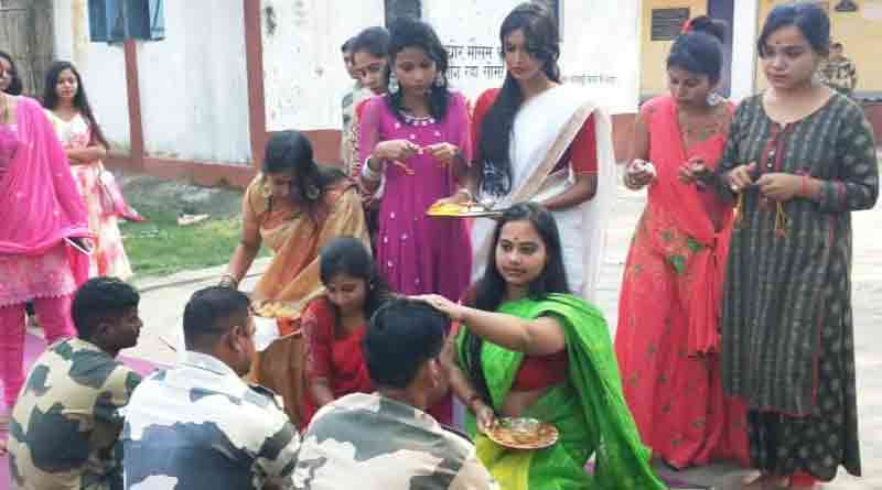 পরিবার থেকে দূরে, জওয়ানদের ভাইফোঁটা দিলেন পড়ুয়া বোনেরা