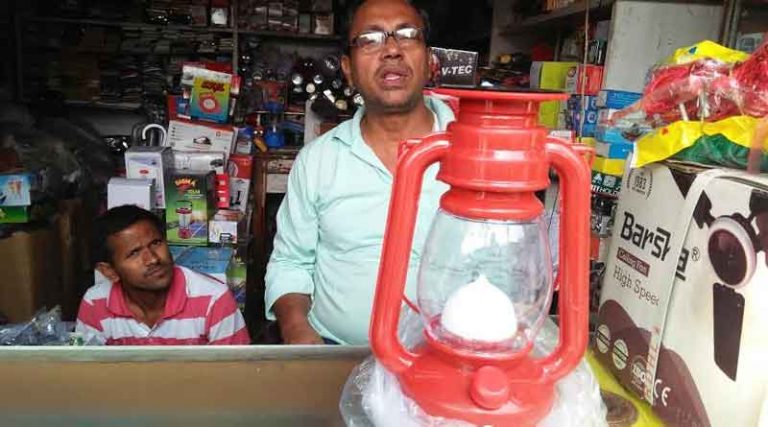 বাজারে দেদার বিকোচ্ছে সোলার হ্যারিকেন, ফিরছে পুরনো দিনের স্মৃতি