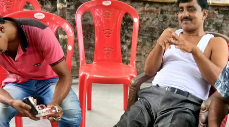 বন্দুকধারী সঙ্গীর সঙ্গে শাসকদলের যুবনেতা, সোশ্যাল মিডিয়ায় ভাইরাল ছবি