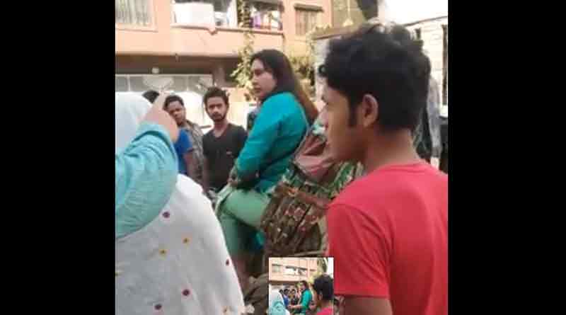 ধীরগতিতে রিক্সা চালানোর ’অপরাধ’, চালককে বেধড়ক মার মহিলার