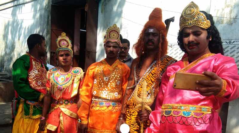 ঈশ্বরের বেশে রক্তদান, সম্প্রীতির অভিনব ভাবনা কুলটিতে