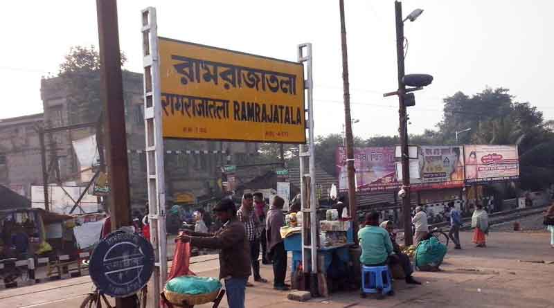 রামরাজাতলা স্টেশনে লাইনচ্যুত লোকাল ট্রেন, ব্যাহত রেল চলাচল