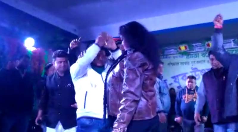 ছাত্র-যুব উৎসবে তৃণমূল নেতাদের চটুল নাচ, উড়ল টাকাও, দেখুন ভিডিও
