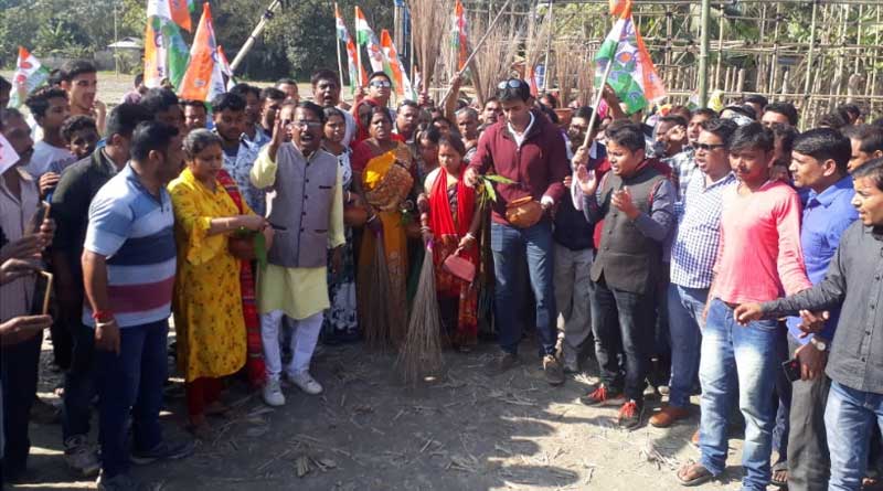 গঙ্গাজল ও গোবর জল দিয়ে বিজেপির সভাস্থল ‘পবিত্র’ করলেন তৃণমূলকর্মীরা