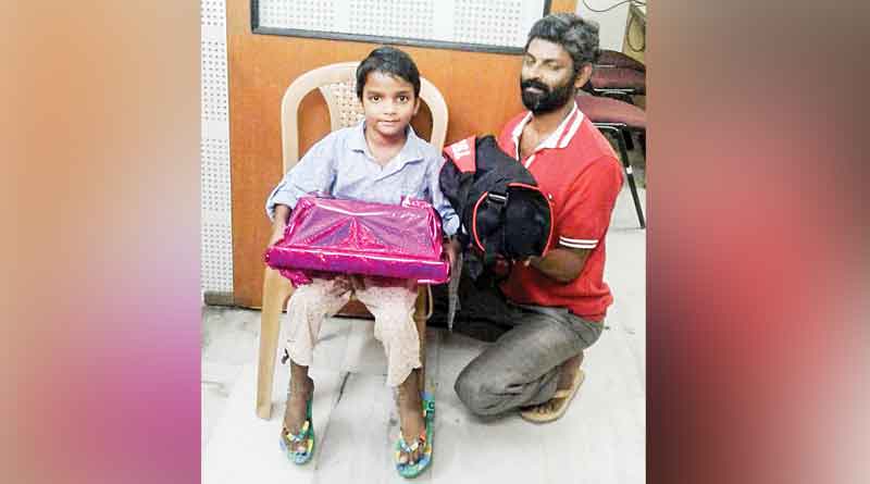 ‘সান্তার’ জোড়া উপহারে ফিরল শিশুর বাকশক্তি!