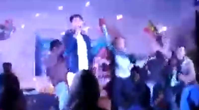 জলসায় মদের বোতল হাতে বিজেপি নেতার কুরুচিকর নাচ, ভাইরাল ভিডিও