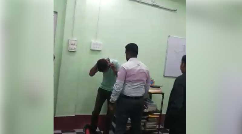 স্ত্রীকে কটূক্তি, থানায় ঢুকে অভিযুক্তকে বেদম মার জেলাশাসকের